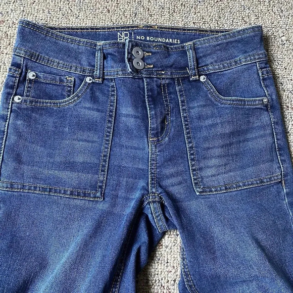 Y2K No Boundaries Jeans Low Rise Medium Wash Blue Women’s 5 Flare Leg Pockets - Picture 7 of 8